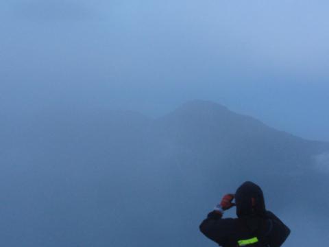 うっすらと見える北岳を写真に収めようとするも、濃い霧に阻まれてなかなかうまくいかない。
って、風が強くてすげー寒いんすけど・・・。