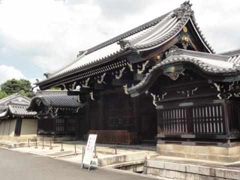 興正寺
本願寺派から分かれた興正派だって
これは初めてきいた
まあ、それはいいとして、今日の目的地二条城に向かう