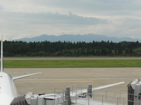 13:20発のひこーきに乗るため、予定を大幅に繰り上げて空港着
遠くに見えるのは太平山
あそこの尾根筋を縦走すると楽しそう。