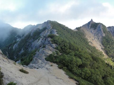 東側は緑だけど、西側は岩だらけ