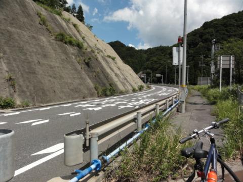 国道に出るとこんな感じ

ここからちょっと行くとトンネルがあって、トンネルを抜けると峠も下りに入る。
？？？
なんだかあっけなかったな