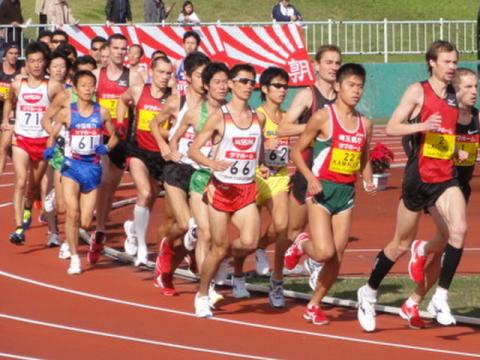 スタート直後
いい位置につけてます。
yuzo選手#66、顔が小さく八頭身でカッチョいいですねぇ。
お隣の川内選手#22の顔の半分