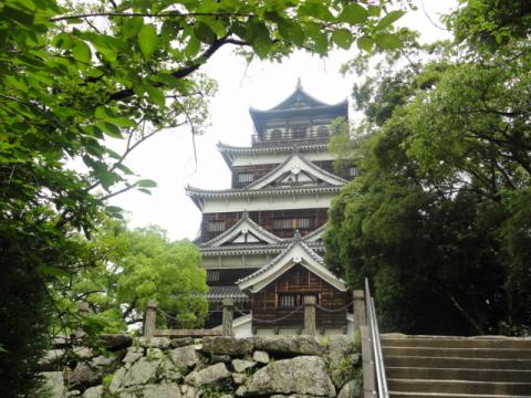 ここの天守閣は、木が邪魔でなかなかいい写真が撮れないんだよね（岡崎城もそう）