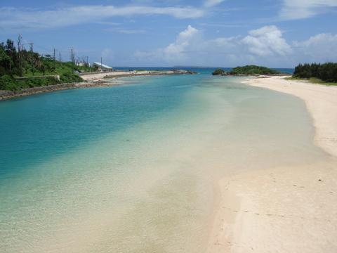 伊良部島と下地島を隔てる海。　写真には写っていないが、右側の木陰でおねいさんがデッキチェアで読書をしていた（残念ながら水着ではないｗｗ）。　こういう生活に憧れますなぁ・・・。