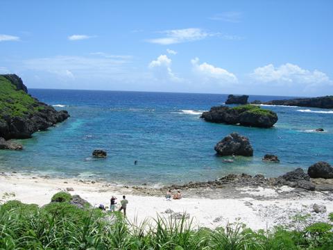 伊良部・下地島を自転車で周っていて、いい感じの海岸を見つけた。　この海岸はダイビングスポットでもあるらしい。　ここで本土から移住して島で居酒屋＆旅館をやっているというおじさんと立ち話。　名刺をもらって、「今度来るときは行きます」と言ったものの、行く機会がないまま今に至る・・・。　「グリル屋さかい」という店。　興味のある方はぜひ行ってみてください。