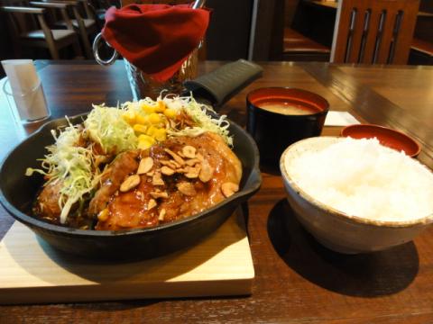 千歳空港でトンテキ定食！
疲れた身体にはやっぱり豚肉でしょう。
ブタにニンニク、野菜（モヤシは下に隠れてる）って、まさに二郎飯！！
（ビールはまだまだお預け）