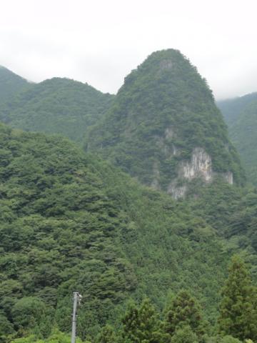 日原といえばこれ（と鍾乳洞）　まずはこの稲村岩（の途中のコルというところに一気に登る