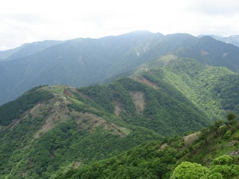 三ノ塔からの眺め（11:00撮影） 
この尾根筋を歩いて、奥に見える一番高い山（塔ノ岳）へ向かうのだ