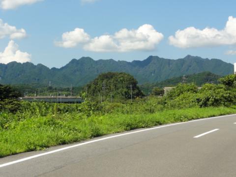 鈴鹿山脈が見えてきた！
あれを越えねば、京の都にはたどりつけない。