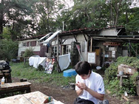 おいしい水を求めて大倉高原山の家で休憩。
ここまでくればハードなバカ尾根下りも終わりに近づく。
指にアザミの棘がささったのを気にしている。
カワユスなぁｗｗ