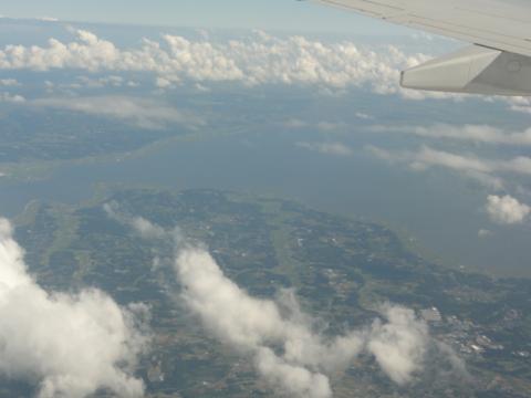 14:15
霞ヶ浦
機内写真はここまで。
これから先は怒られてしまうのである。
「すべての電子機器の電源をお切りください」