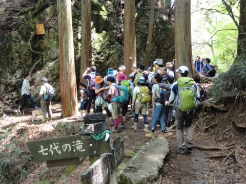 たくさんの人が立ち止まっているのは・・・・