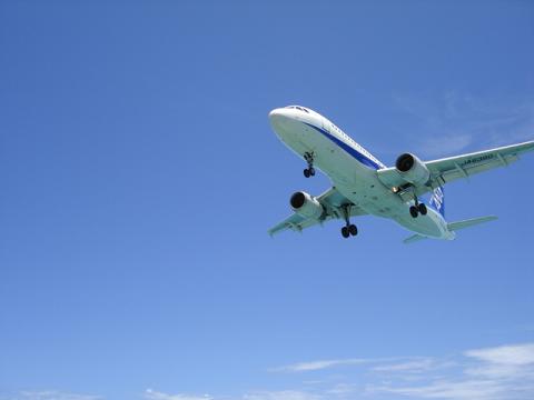 頭の真上の至近距離を飛行機が通り過ぎる。　すんごい迫力。