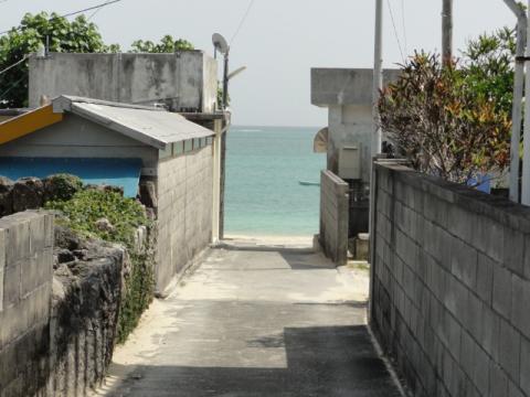 道からきれいな海が見える。
こんなところに住んでみたいです