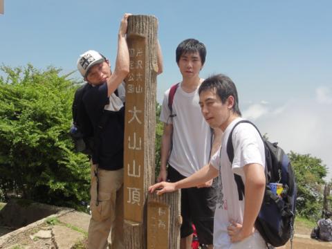 山頂到着！
最初の爽やかな笑顔はどこいったｗｗｗ