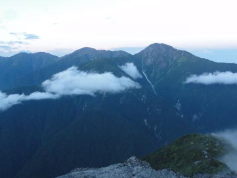 北岳の雪渓（真ん中の白い筋の部分）