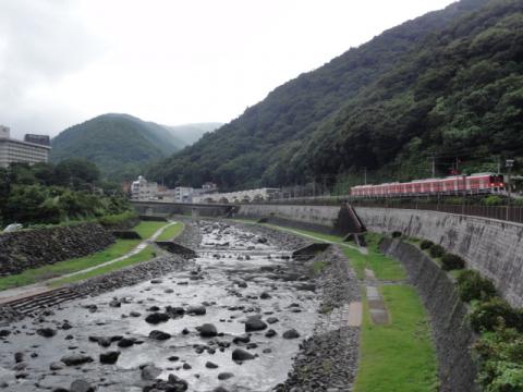 ６：２３　箱根湯本駅出発！
小雨がぱらついているけれど、かえって涼しくていい感じ！