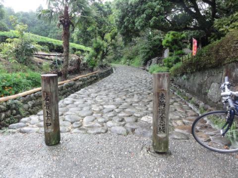 雨が小ぶりになるのを待って、金谷坂の石畳に挑む！
・・・が、つるつる滑って歩きにくい。