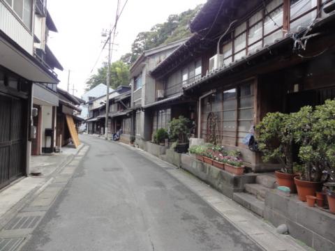 由比から難所の薩埵峠に向かう街並み