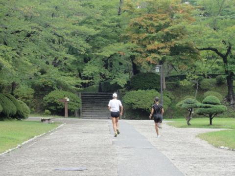 陸上部の子たちを後ろから。
さすが腰が高いいフォームですなぁ。