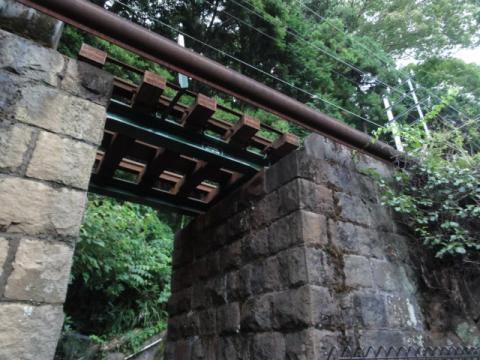 電車が通るんだ
ワイルドだろ～