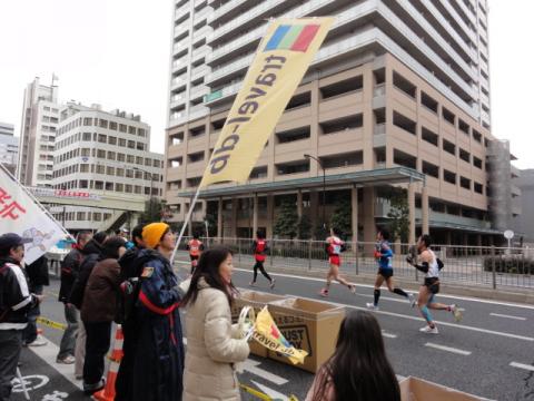 次の応援ポイント
佃大橋～！
すっかぷぅ～隊長が私財を投じて作ってくださった巨大な幟が翻ります！