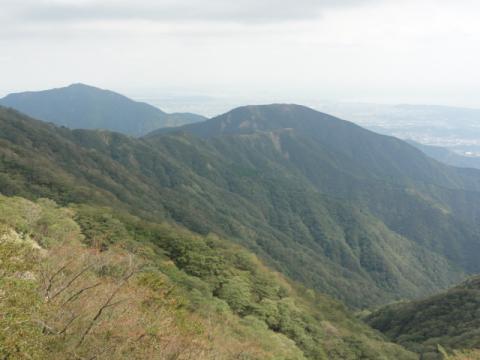 大倉尾根からの眺め。
奥に見えるのは大山か。
大倉尾根は階段が多い上に、石ころだらけで油断すると足首をひねって捻挫しかねない。
非常に歩きにくい。