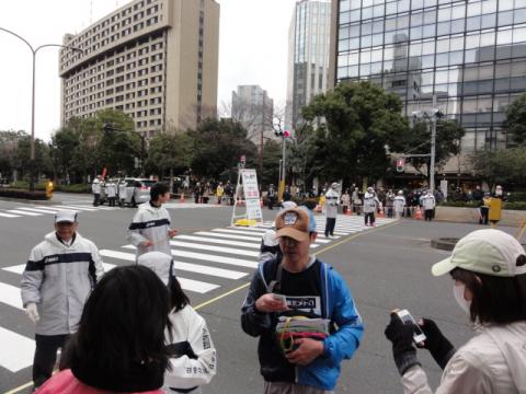 はいはい、ゼッケン回収しますよ。
かなりの人数が捕まっていました。
5km進むのに1時間半かかるって、遅走を極めるにはこのぐらいのペースで走らないとだめですね。