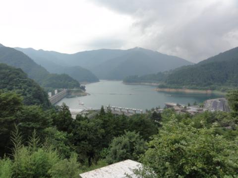 青目不動尊休憩所より。
雨乞いの歌が効きすぎたか、雲行きが怪しい・・・。

このあと雷と豪雨で40分ほど民家の軒先で足止め。