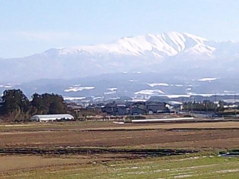 上りは月山を眺めながら。。。上り下りともフラットです(^^)
電柱をよけて、写真を撮ったら山が切れてしまいました（笑）