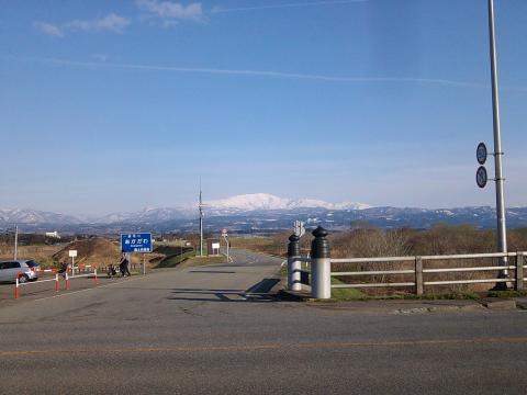 土手からみた今日の月山。