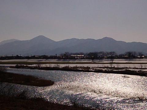 更に回って河川敷の風景です。（向こう上面が桜並木です。今年はどんな桜をみせてくれるかなぁ）