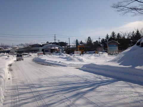 運動公園⑥後ろに小さく除雪グレーダがみえます。