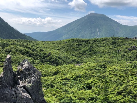 大岳の登りで蓼科山を振り返る