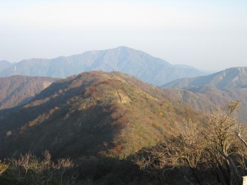 山頂より表尾根方面と先月トレランした大山を望む。