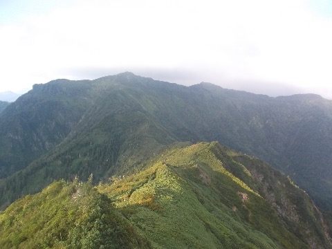 剣ヶ峰から武尊山を振り返る