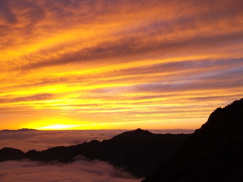 上層の雲も紅く染まる