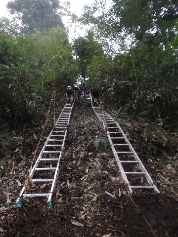 武尊山への登り返し　渋滞を避けるため切り開いた新道　斜度４５度あるというハシゴの急降下　その後も足場の悪いスリッピーな急斜面が連続。体力を奪われる。