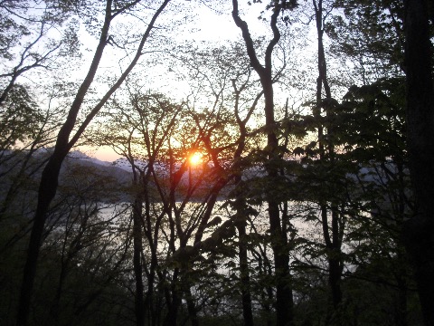 本栖湖から朝日が。１日夜が明ける