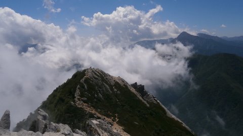 夏雲湧く中摩利支天を見下ろす