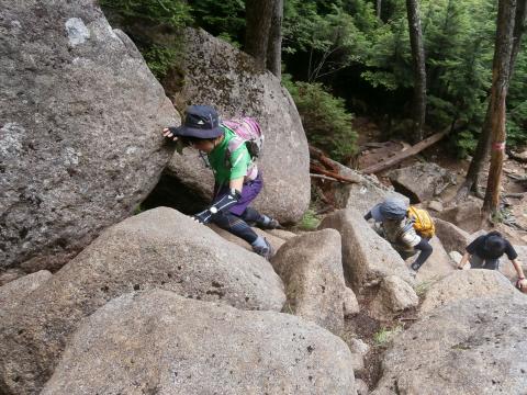 急な岩山の登り