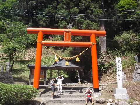 きついロードを登りきり１３時３０分　東砂金神社。昨年より１時間１５分早い　幸いまだ足は残っていたので、この先１１キロの林道、なんとか走れそう