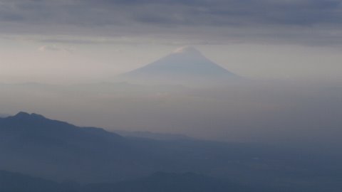 遥かに富士の領