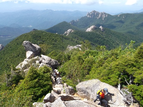 標高２４００m付近　森林限界を行くJIFUさん　バックには瑞牆山