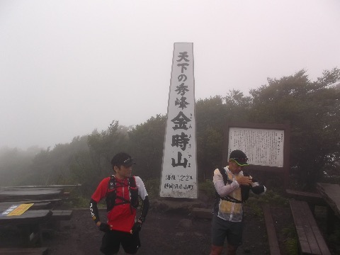 金時山山頂も強風と雨。茶屋に入りたかったが、早く下山したかったので先を急ぐ。