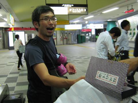 荒川さん。ポ二会の後も職場に戻り残業・・・と思いきや
後から追っかけてくださり、信濃町の自動改札越しに
先週の、火祭りマラソンの時のお土産の
信玄餅を皆に振舞われる