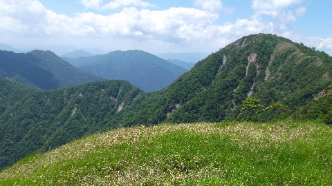 蛭が岳を振り返る　奥の山は大室山