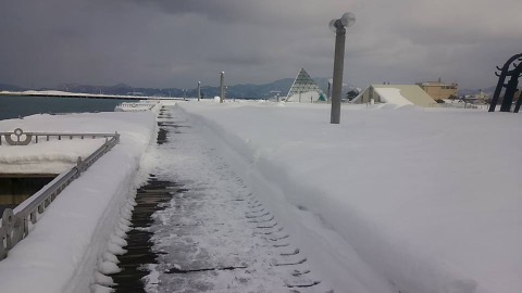 青森市内　こんなところを恐る恐る走る　足を地面に置くように走ればうまくいくが、油断すると怖い