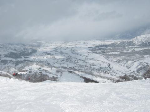 午後になると、雪もやんできた。山頂より魚沼盆地