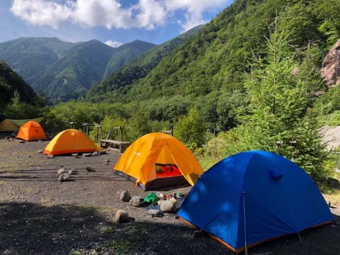 前日は早々に広河原にテントを張り、陽の高いうちから酒盛り